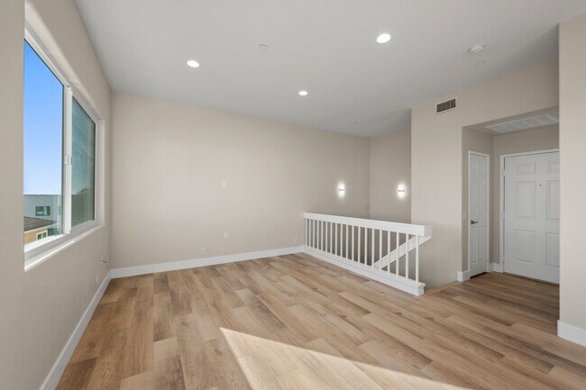 Building Photo - Stunning Remodeled Condo with Views in Banker's Hill