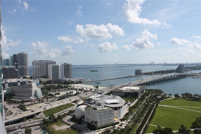 Building Photo - 900 Biscayne Blvd