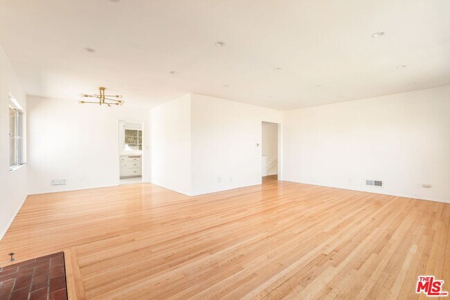 Building Photo - 2535 Ivanhoe Dr