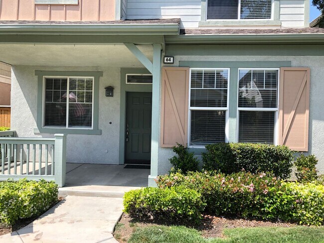 Building Photo - CHARMING 3 BR/2.5 BATH  " TWELVE PICKET LA...