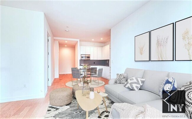 Building Photo - Luxury living - Great Deal - Massive space...