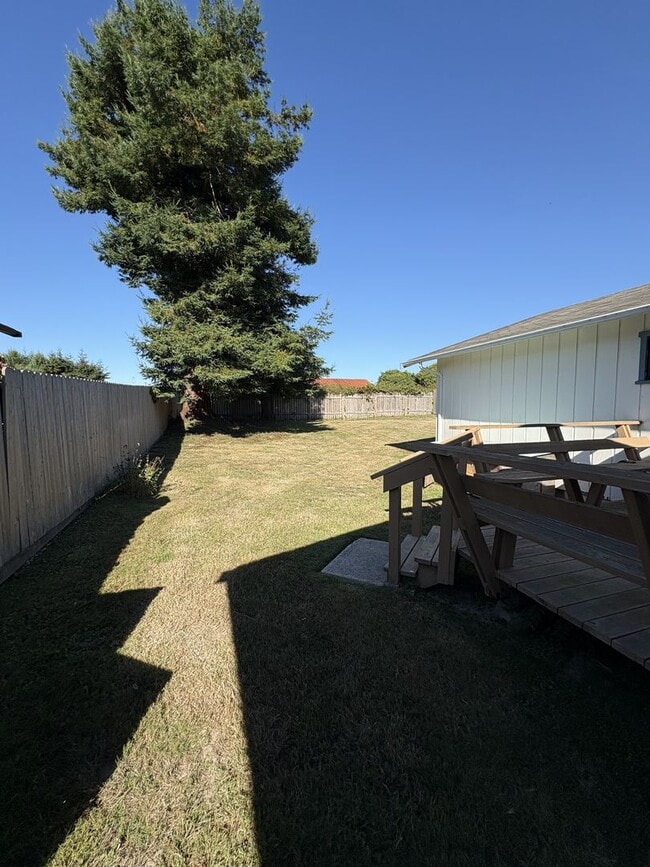 Building Photo - Three Bed Two Bath Arcata
