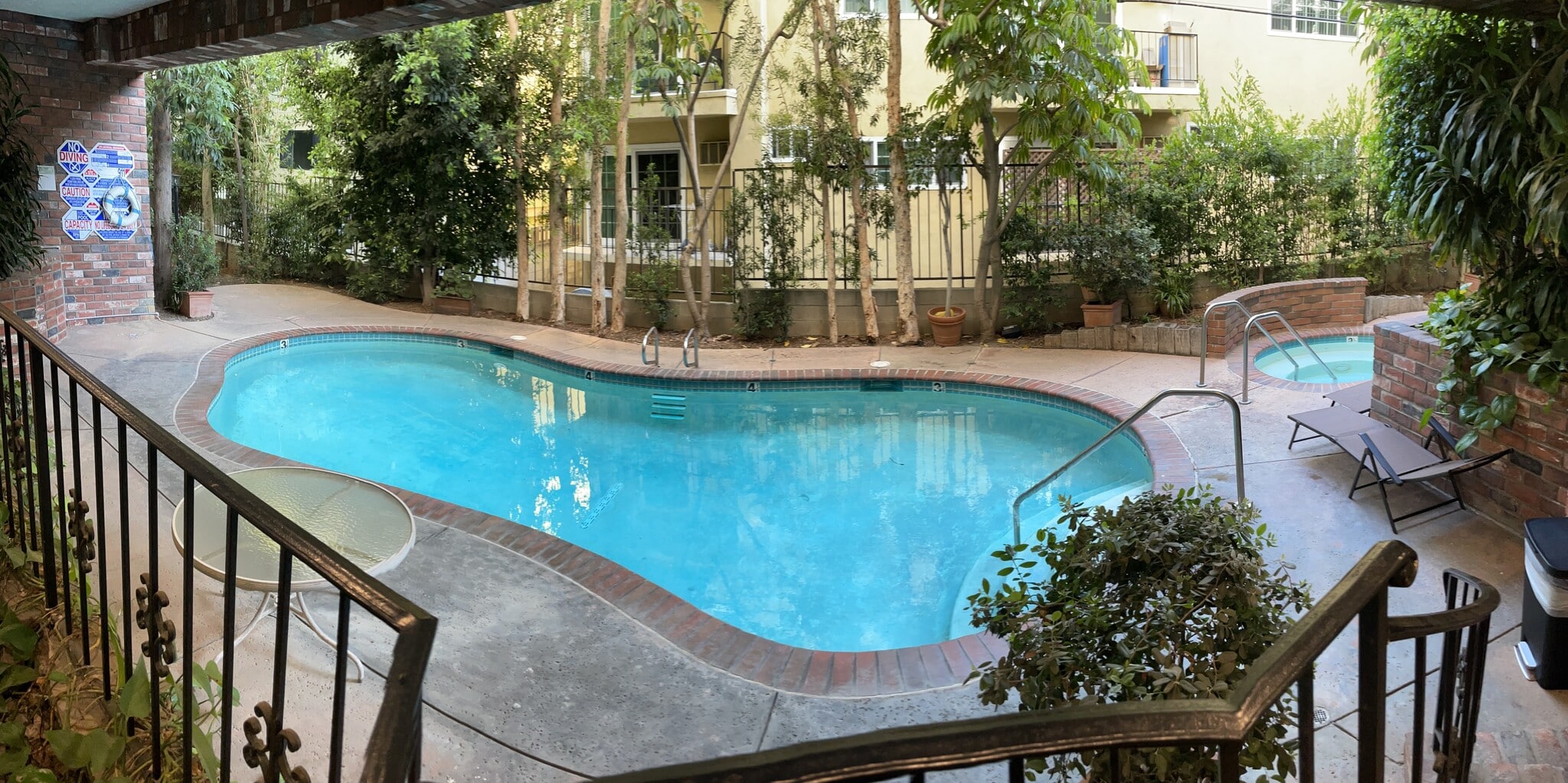 Pool & Jacuzzi - 1375 Kelton Ave