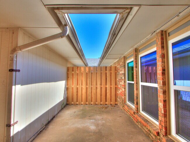Building Photo - 1913 N Moulton Ct