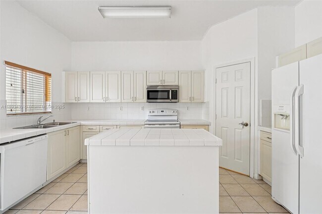 Building Photo - 2456 SE 19th Ct