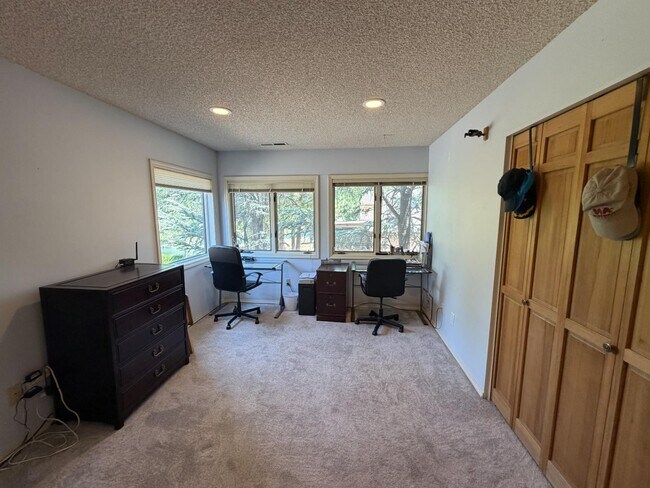 Building Photo - 1617 N Mariposa Rd