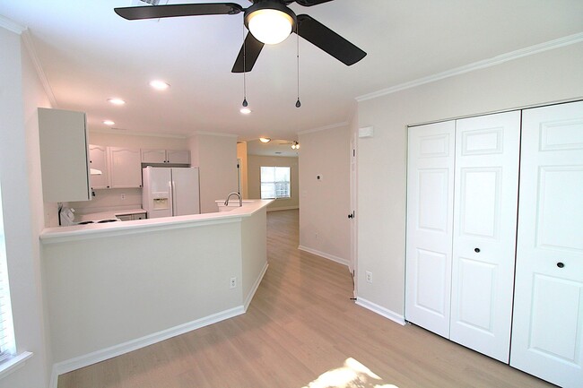 Building Photo - Newly Renovated 2 Bedroom Townhome!!