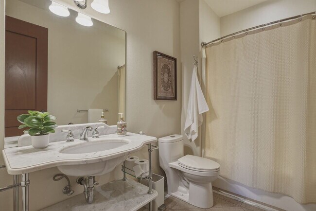 Building Photo - Beautiful 3-Bedroom Home Above Miller’s Landing with River and Mountain Vistas