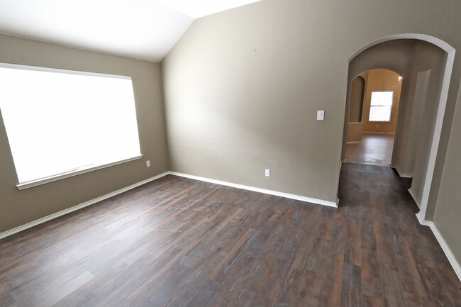 Building Photo - 1000 Warbler Ln