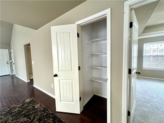 Building Photo - Craftsman style 3 bedroom 2 bath Home - Avail NOW!