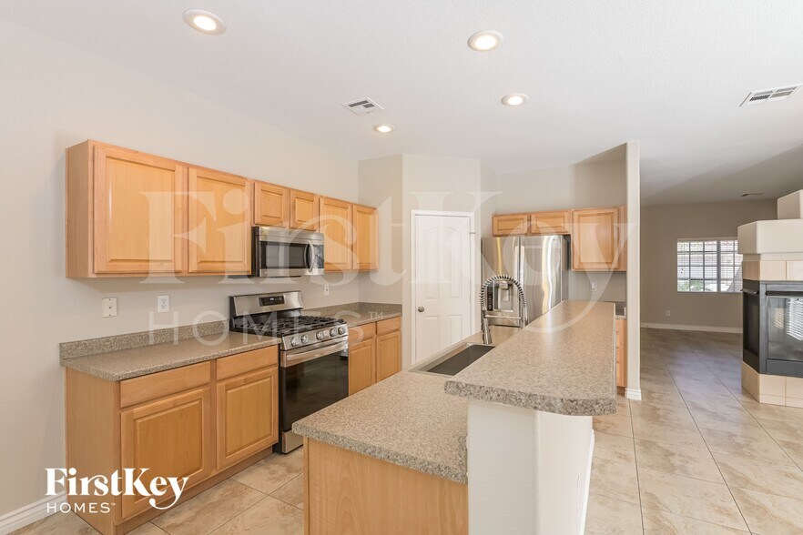 Building Photo - 2465 Belt Buckley Dr