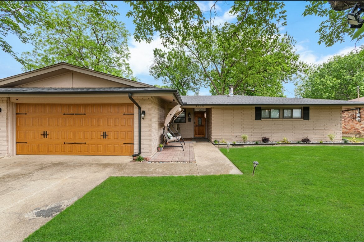 Building Photo - 1703 Monaco Dr