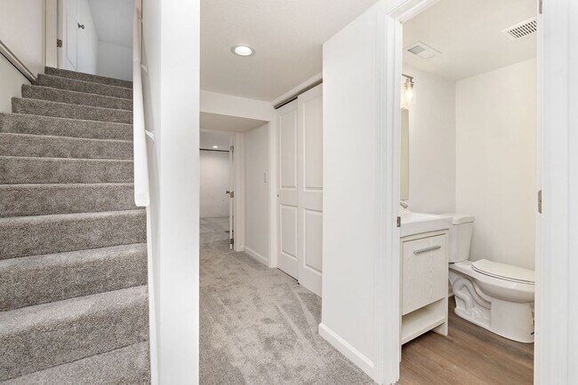 Building Photo - Spacious Duplex in Johnson County