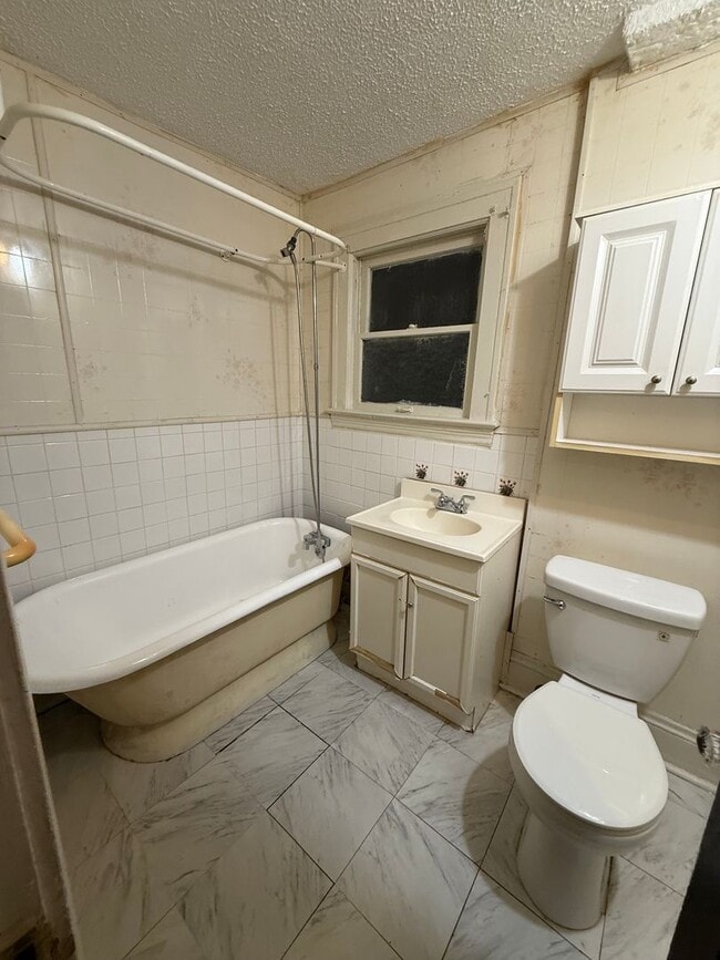 Building Photo - 3bd Single Lee/Harvard Section 8