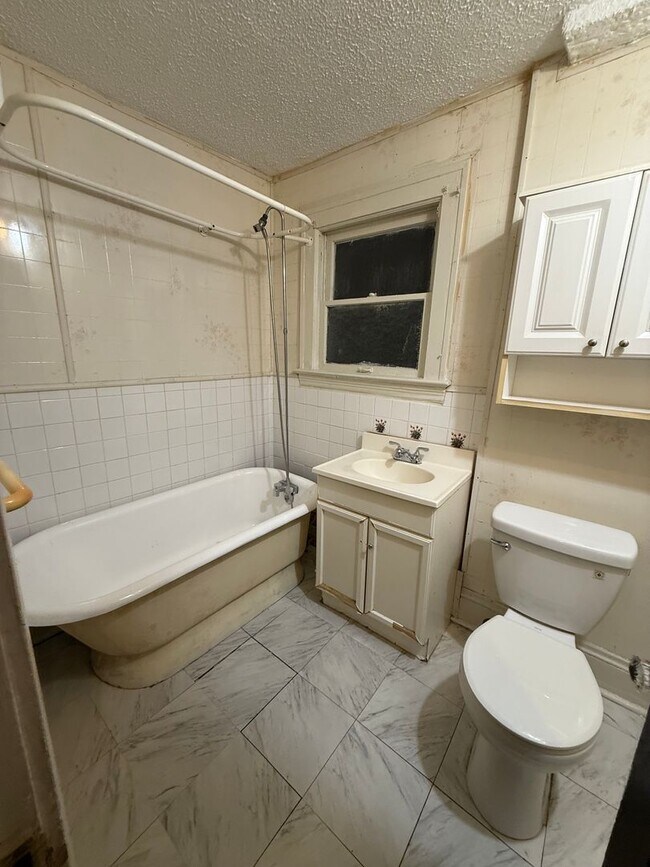 Building Photo - 3bd Single Lee/Harvard Vouchers Only