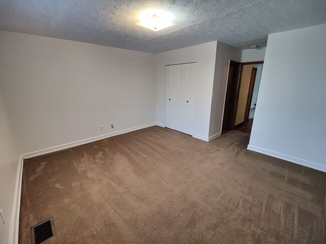 Building Photo - *Clean & Spacious 1BR/1BA Apartment Available in Mt. Washington*