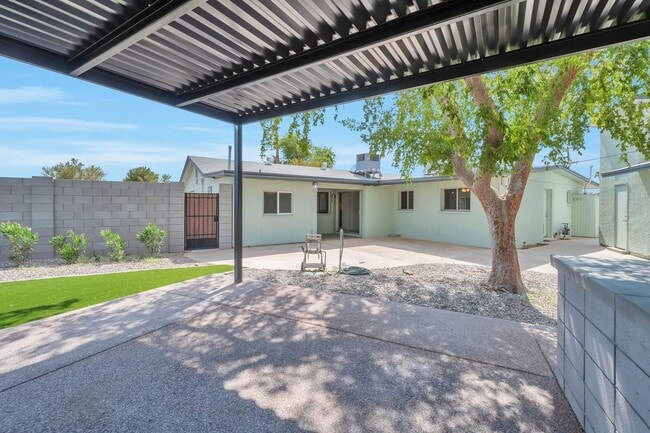 Building Photo - Amazing house on huge lot near ASU