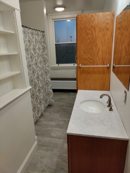 Building Photo - 429 Elm St W