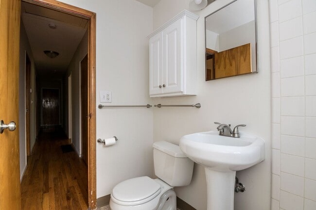 Building Photo - 2420 N Circle Dr