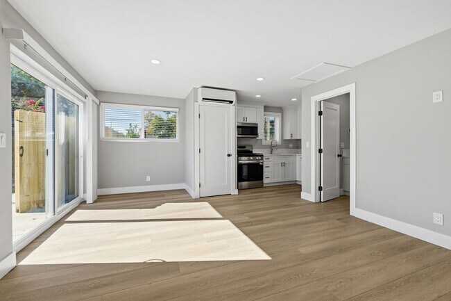 Building Photo - Donner