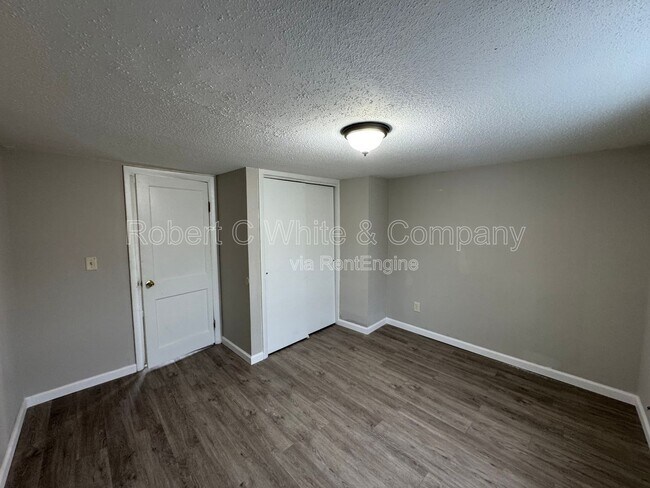 Building Photo - 219 Park St