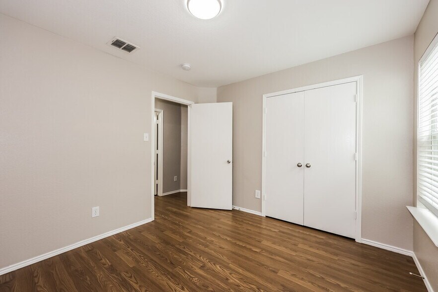 Building Photo - 1504 Pine Ln