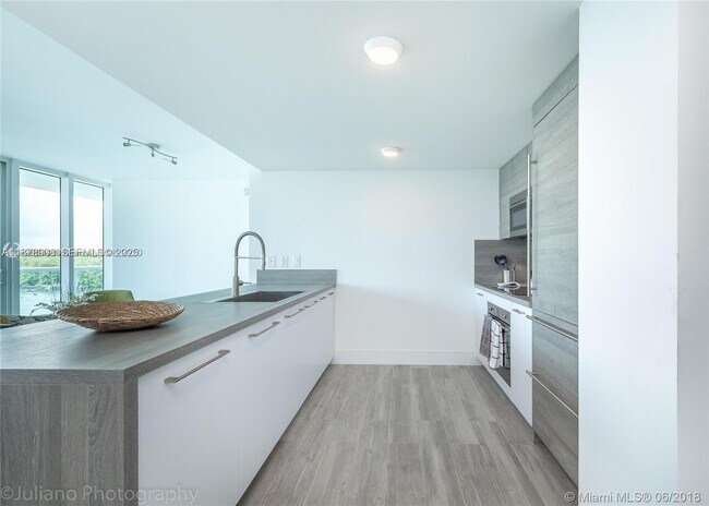 Building Photo - 400 Sunny Isles Blvd