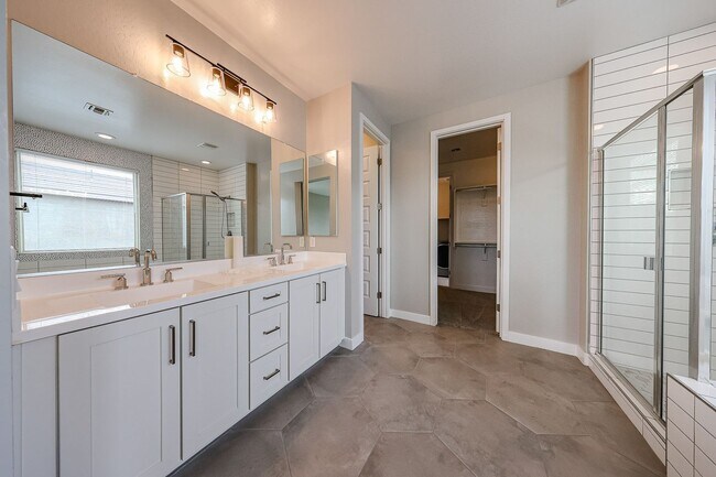 Building Photo - Move In Ready!stunning 3 bedroom, 2.5 bathroom home located in Phoenix!