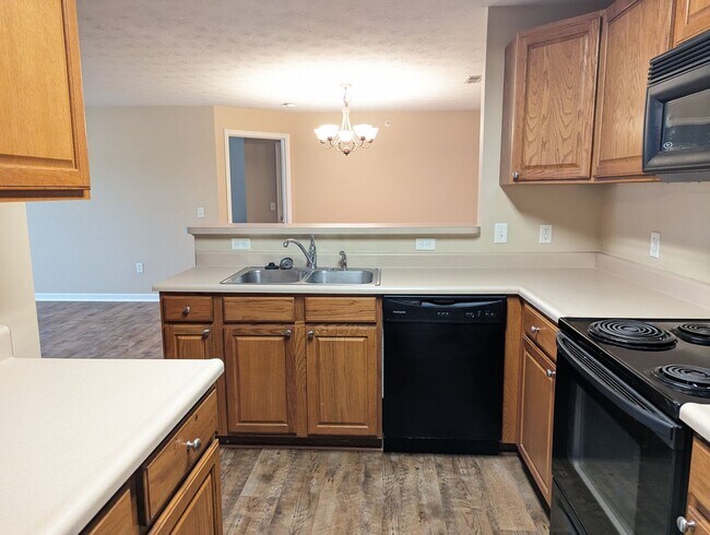 Building Photo - AVAILABLE SOON - Convenient 2 Bed/2 Full Bath Condo in Beavercreek!