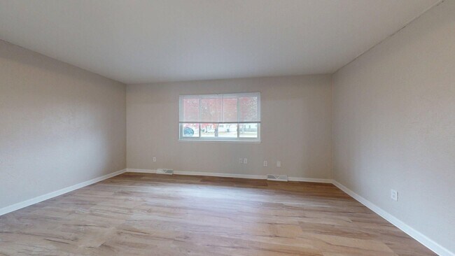 Building Photo - Elyria - updated 3 bed/1 bath townhouses for rent!