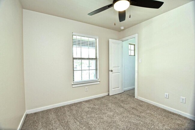 Building Photo - 10620 W Lakeview Dr