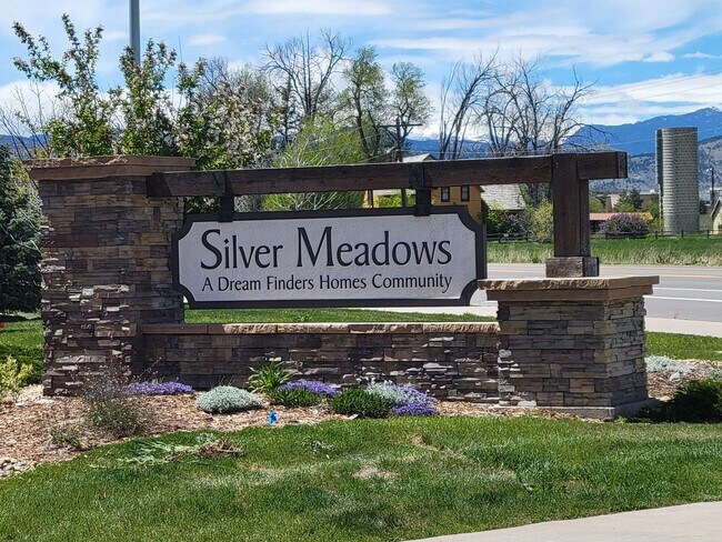 Building Photo - Spacious 3 level, 4 bedroom townhome with attached 2 car garage at Silver Meadows Townhomes on Lo...