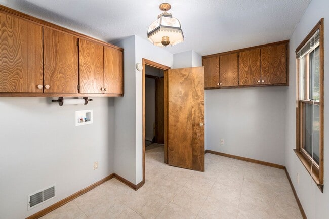 Building Photo - Charming 3 Bed 2.5 Bath Raised Ranch