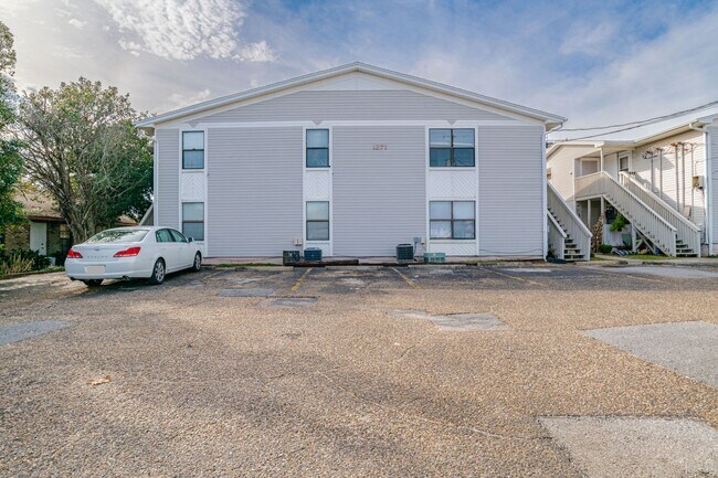 Building Photo - Centrally Located 1 Bed/1 Bath Coastal Condo