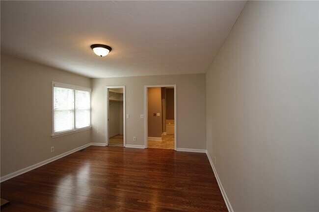 Building Photo - 5 Spruce Ln