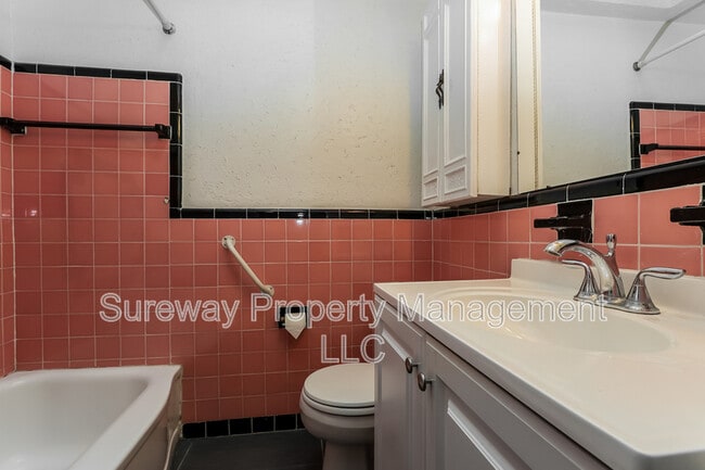 Building Photo - 259 W Wyncliffe Ave