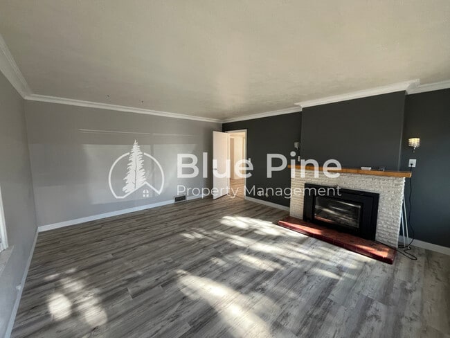 Building Photo - 175 W 17th St