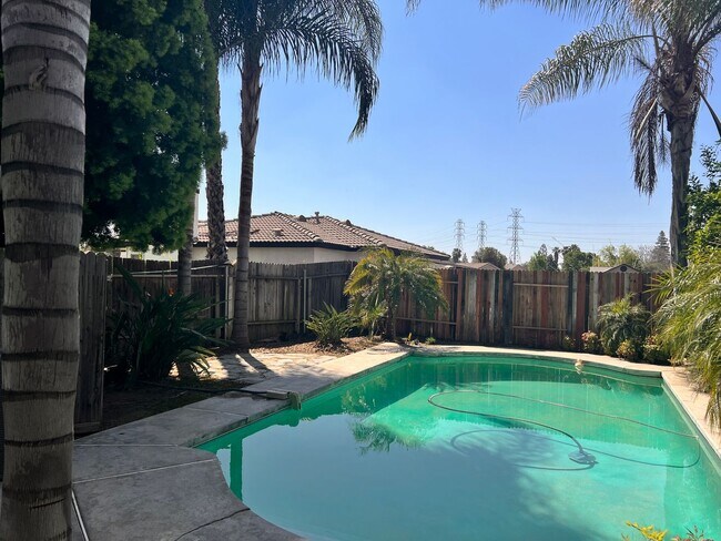 Building Photo - SOUTHWEST BAKERSFIELD- POOL