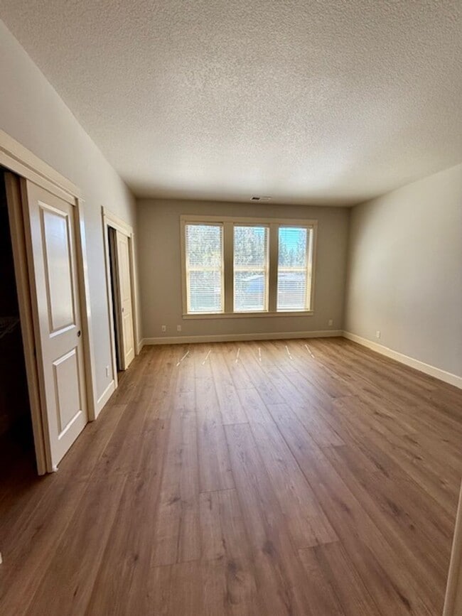 Building Photo - Stunning 4-Bedroom Aspen Rim Home in Bend!