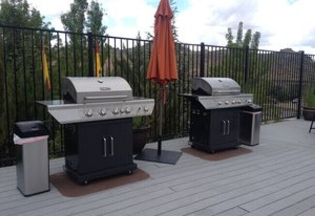 Building Photo - FULLY FURNISHED home available now.