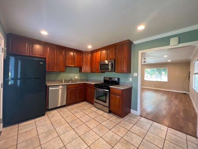 Building Photo - 3095 Calzar Dr