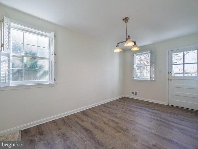 Building Photo - 2702 Navarre Dr