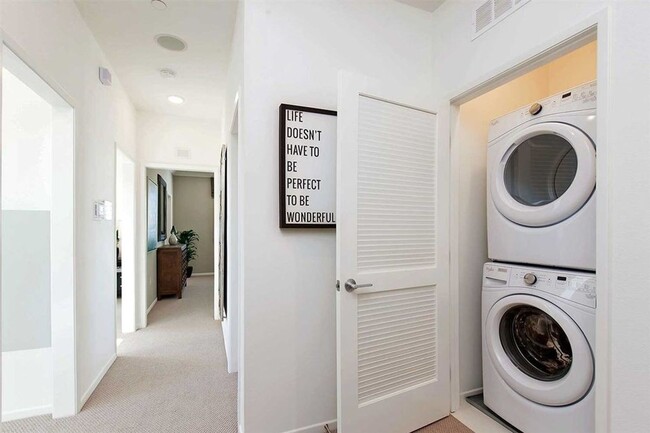 Building Photo - Gorgeous bright 3 bedroom 2.5 bath townhome