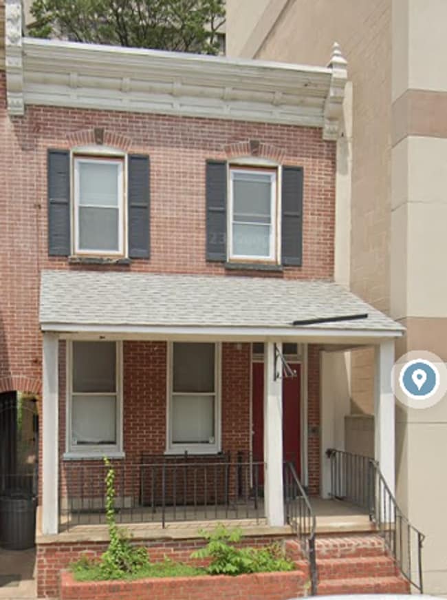 Building Photo - Townhome on Lawyer's Row