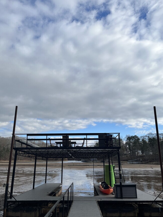 Building Photo - 6620 Little Mill Rd