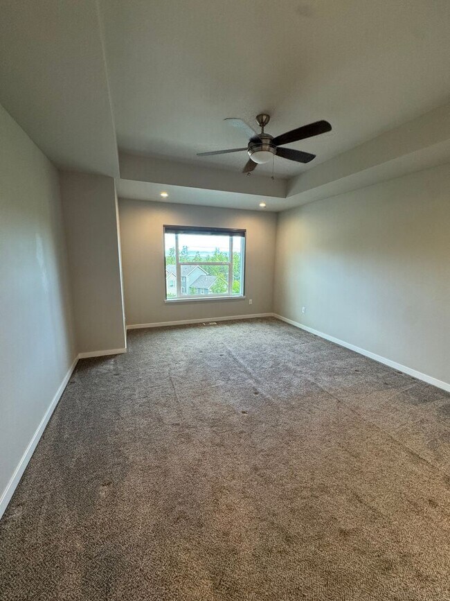 Building Photo - Stunning home in desirable Eagle River neighborhood
