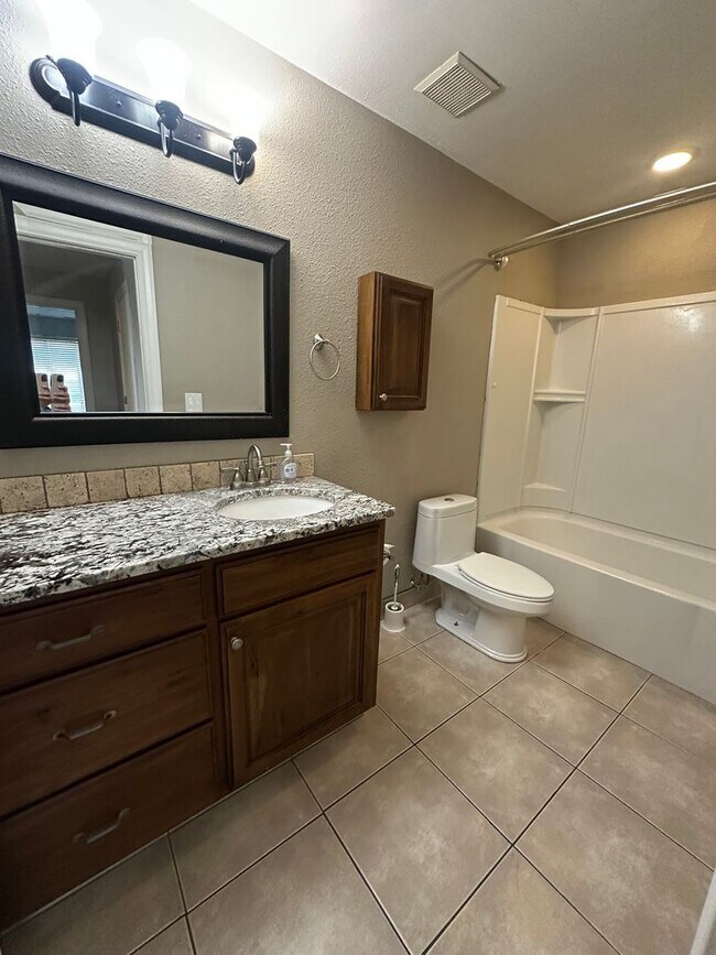 Building Photo - Beautiful Bountiful Home!