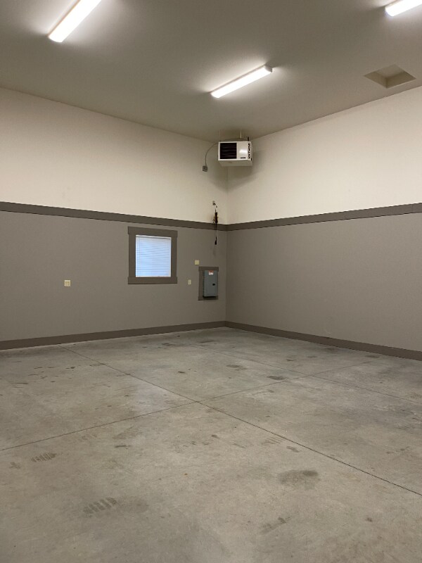 Building Photo - 363 E Oak St