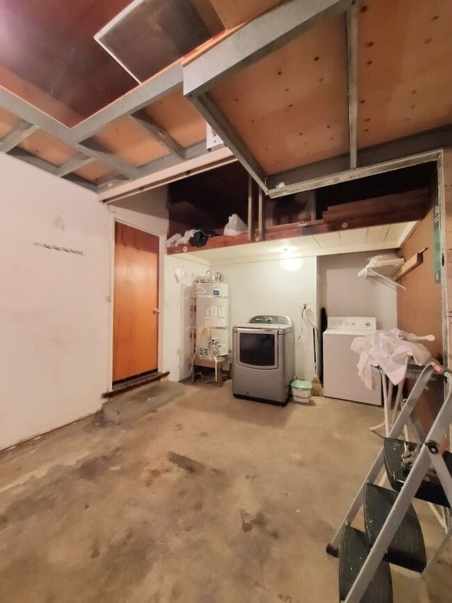 Building Photo - Cat Friendly 2bd Duplex w/Private Patio & Attached Garage