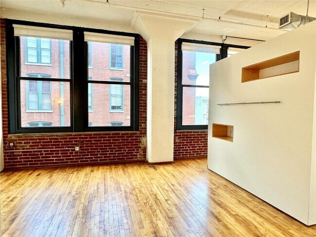 Building Photo - 1010 St Charles St